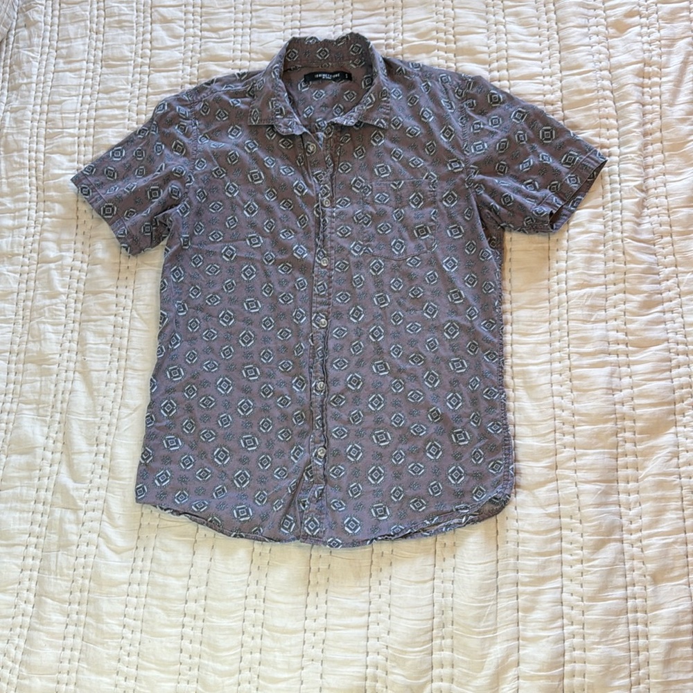 Men’s short sleeve boho button down short sleeve shirt. Size small.